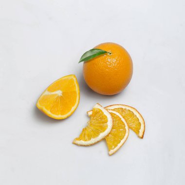 Beyaz arka planda kurumuş ve olgun turuncu