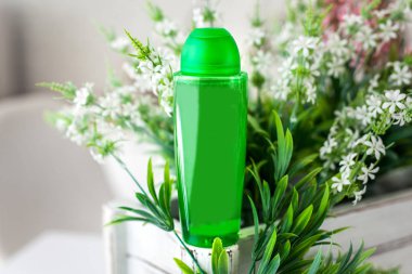 Yeşil kavanoz çiçeksiz bir arka planda duruyor