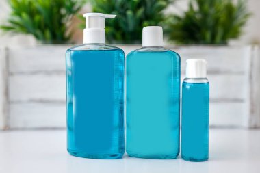 Yazıtsız jelden üç mavi şişe masanın üzerinde duruyor.