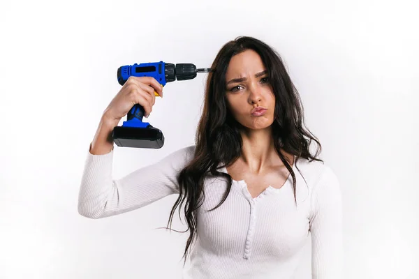 Menina Bonita Colocar Uma Chave Fenda Para Templo Fundo Branco — Fotografia de Stock