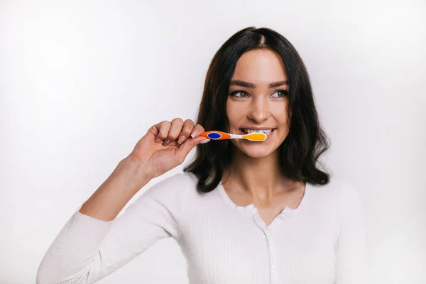 Брюнетка Дівчина Чистить Зуби — стокове фото