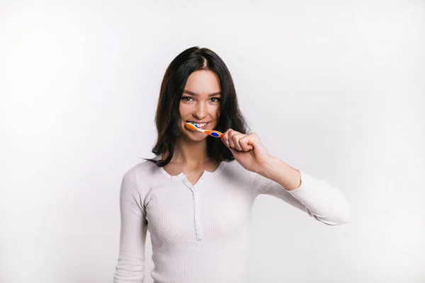 Дівчина Білому Тлі Зубна Щітка Лівій Руці — стокове фото