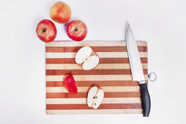 Deska Nożem Cięte Jabłka Białym Tle — Zdjęcie stockowe