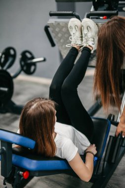 Kız bacak egzersizi yapıyor.