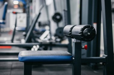 Spor salonunda insanlar olmadan mavi simülatör