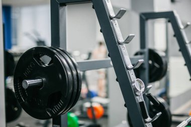 Ağırlık barın üzerinde, armatür üzerinde.