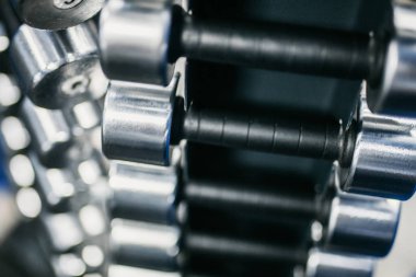 Salonun en üst katındaki dambıllar.