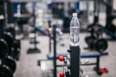 Spor salonunda bir şişe su var.