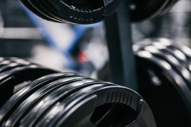 Spor salonundaki bar için siyah halkalar.