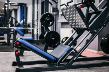 Spor salonunda mavi ayak simülatörü