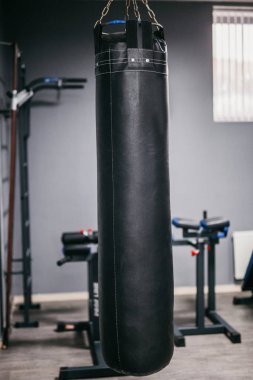 Boks için kum torbası, siyah, spor salonunda.