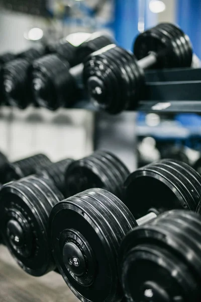 Række Håndvægte Forskellig Vægt Hylde Gymnastiksalen - Stock-foto