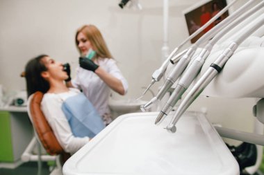 Ön planda dişçilik araçları