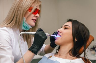 Dişçi mührü ultraviyole ışıkla düzeltir