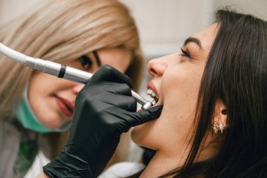 Dişçi kızın ön dişlerini deldi.