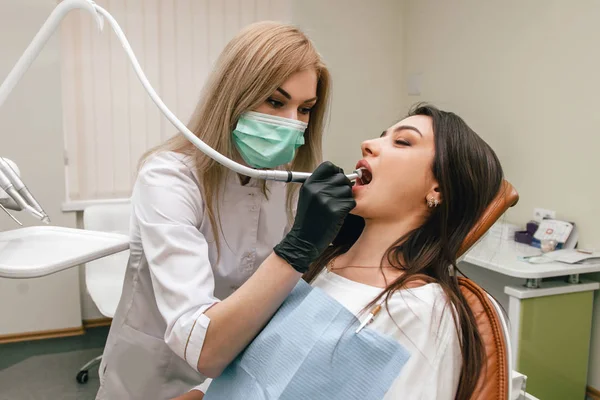 Κορίτσι Οδοντίατρος Τρυπά Ένα Μπροστινό Δόντι Έναν Ασθενή — Φωτογραφία Αρχείου
