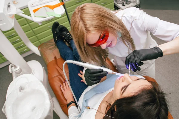 Doctor Dentista Brilla Con Luz Ultravioleta — Foto de Stock