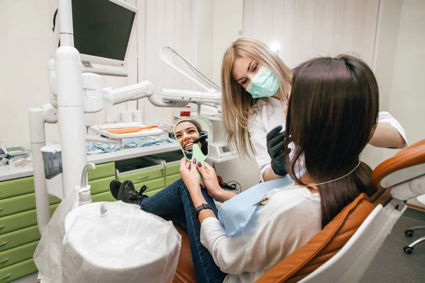 Chica Mira Espejo Dentista Oficina Sonríe — Foto de Stock