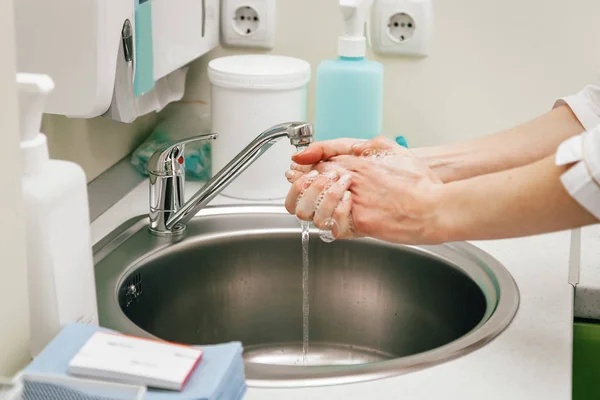 Dziewczyna Lekarz Myje Ręce Operacji — Zdjęcie stockowe