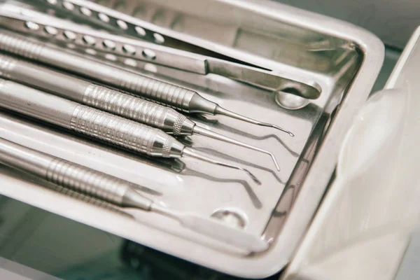 Εργαλεία Στο Κουτί Για Τον Οδοντίατρο — Φωτογραφία Αρχείου