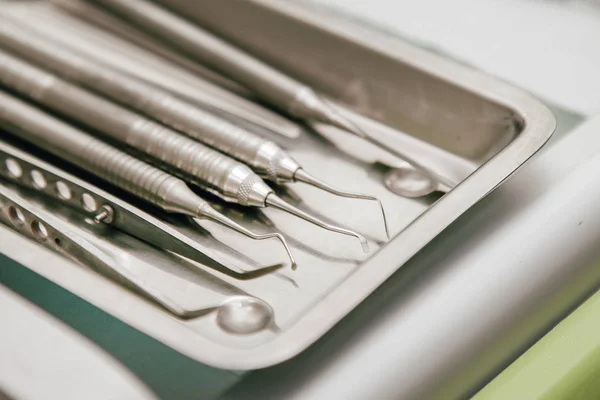 Narzędzia Metalowym Pudełku Dla Dentysty — Zdjęcie stockowe