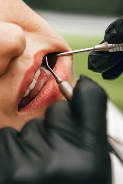 Стоматолог Дивиться Зуби Пацієнта — стокове фото