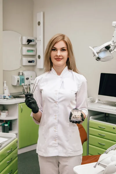 Retrato Una Dentista Oficina Con Abrigo Blanco — Foto de Stock