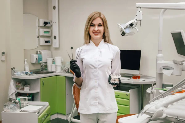 Retrato Una Chica Dentista Rubia Oficina Con Abrigo Blanco — Foto de Stock