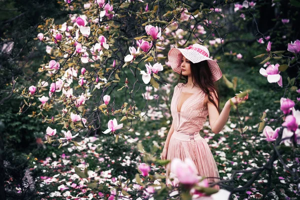 Ніжний Романтичний Портрет Дівчини Природі Саду Біля Великих Квітів — стокове фото