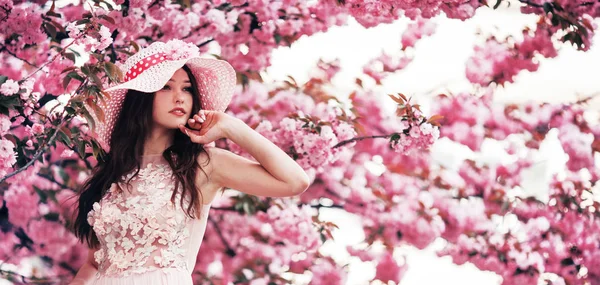Beautiful Brunette Girl Stands Background Blossoming Tree Spring — Stok fotoğraf
