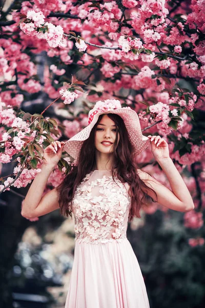 Portrait Romantic Tender Girl Garden Blooming Sakura — Stok fotoğraf