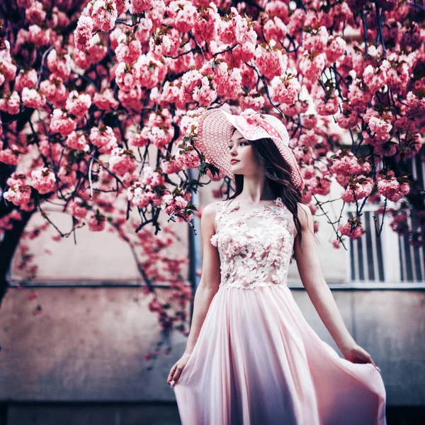Portret Van Een Meisje Een Achtergrond Van Roze Bloemen — Stockfoto