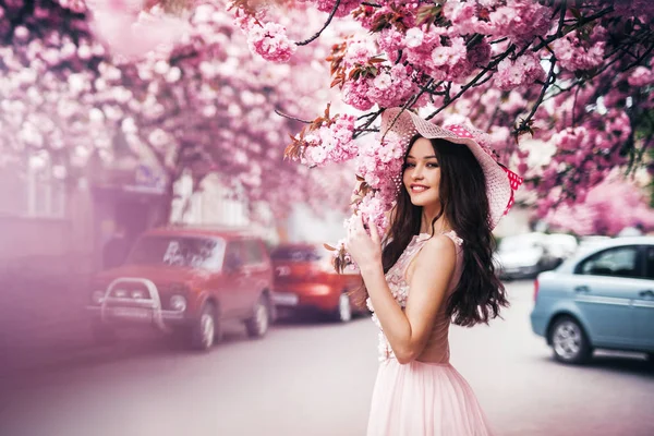 Primavera Cidade Uzhgorod Com Uma Menina Que Sorri — Fotografia de Stock