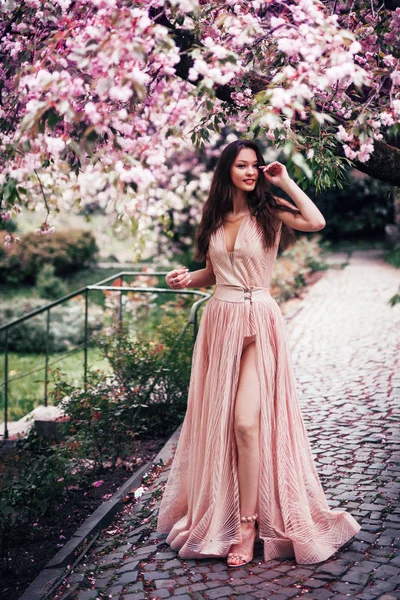 Ρομαντικό Κορίτσι Στέκεται Έναν Ανθισμένο Κήπο — Φωτογραφία Αρχείου