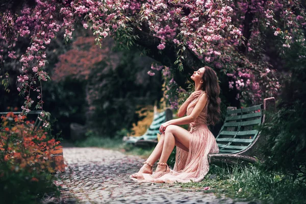 Chica Romántica Sienta Banco Jardín Florecido — Foto de Stock