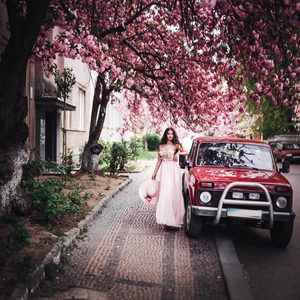 Дівчина Стоїть Місті Весняному Фоні Спираючись Машину — стокове фото