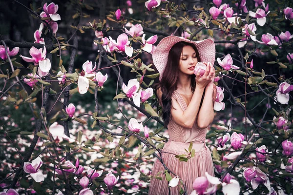 Flicka Står Och Sniffar Magnolia Blomma Mot Bakgrund Naturen — Stockfoto