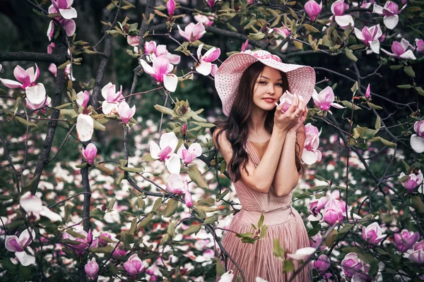 Meisje Houden Magnolia Bloem Haar Handen — Stockfoto