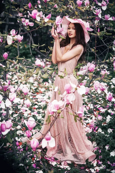 Uma Menina Comprimento Inteiro Segurando Uma Árvore Magnólia Primavera — Fotografia de Stock