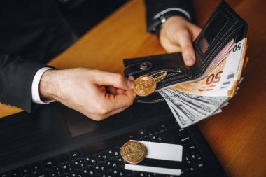 Tüccar, para ve kredi kartıyla birlikte cüzdanından bitcoin çıkardı.