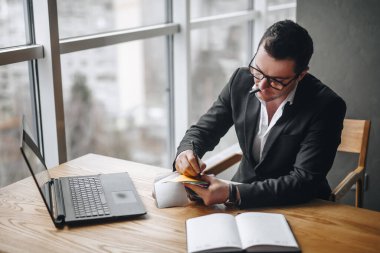 Tasarımcı ofisteki kumaş gücü üzerine renk imzaladı