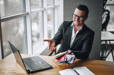Tasarımcı boya örneği seçeneklerini gösterir