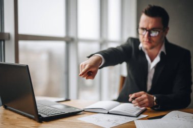 İşadamı, işyerinde parmağını gösterdi.