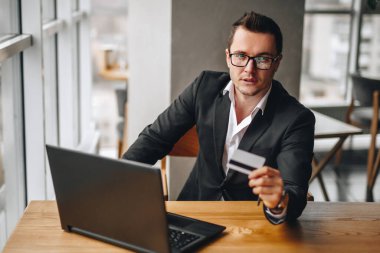 Banka müdürü kredi kartı teklif ediyor