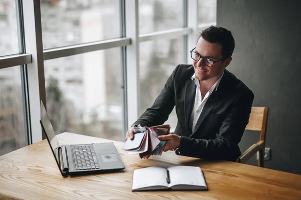 Tasarımcı ofiste çalışırken müşterilerle iletişim kurar