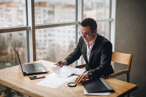 Empleado Masculino Examina Carta Divisas — Foto de Stock