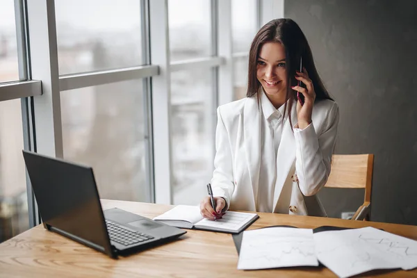 Chica Oficina Con Bolígrafo Escribe Información Cuaderno Habla Por Teléfono — Foto de Stock