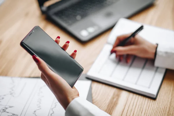 Muchacha Escribe Diario Orden Del Teléfono Sobre Fondo Mesa Madera — Foto de Stock