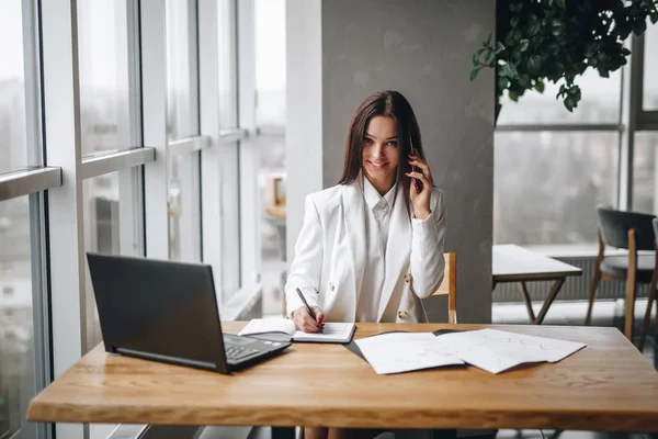 Hermosa Chica Oficina Escribe Información Cuaderno Habla Por Teléfono Con — Foto de Stock