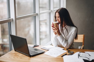 Ofiste öğle yemeği, kapuçino içen bir kız.